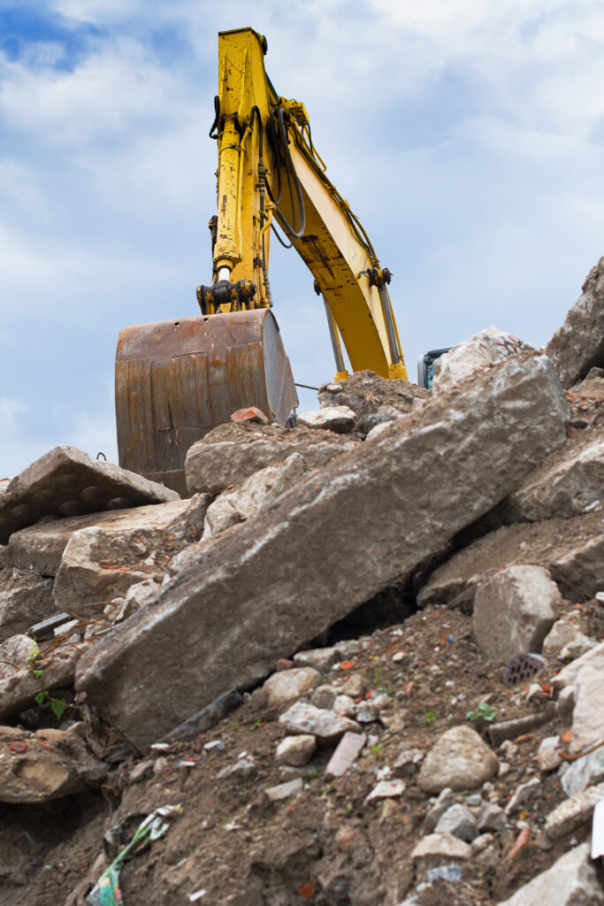 Grond- & Afbraakwerken 4 excavator clears 2025 03 09 19 05 33 utc